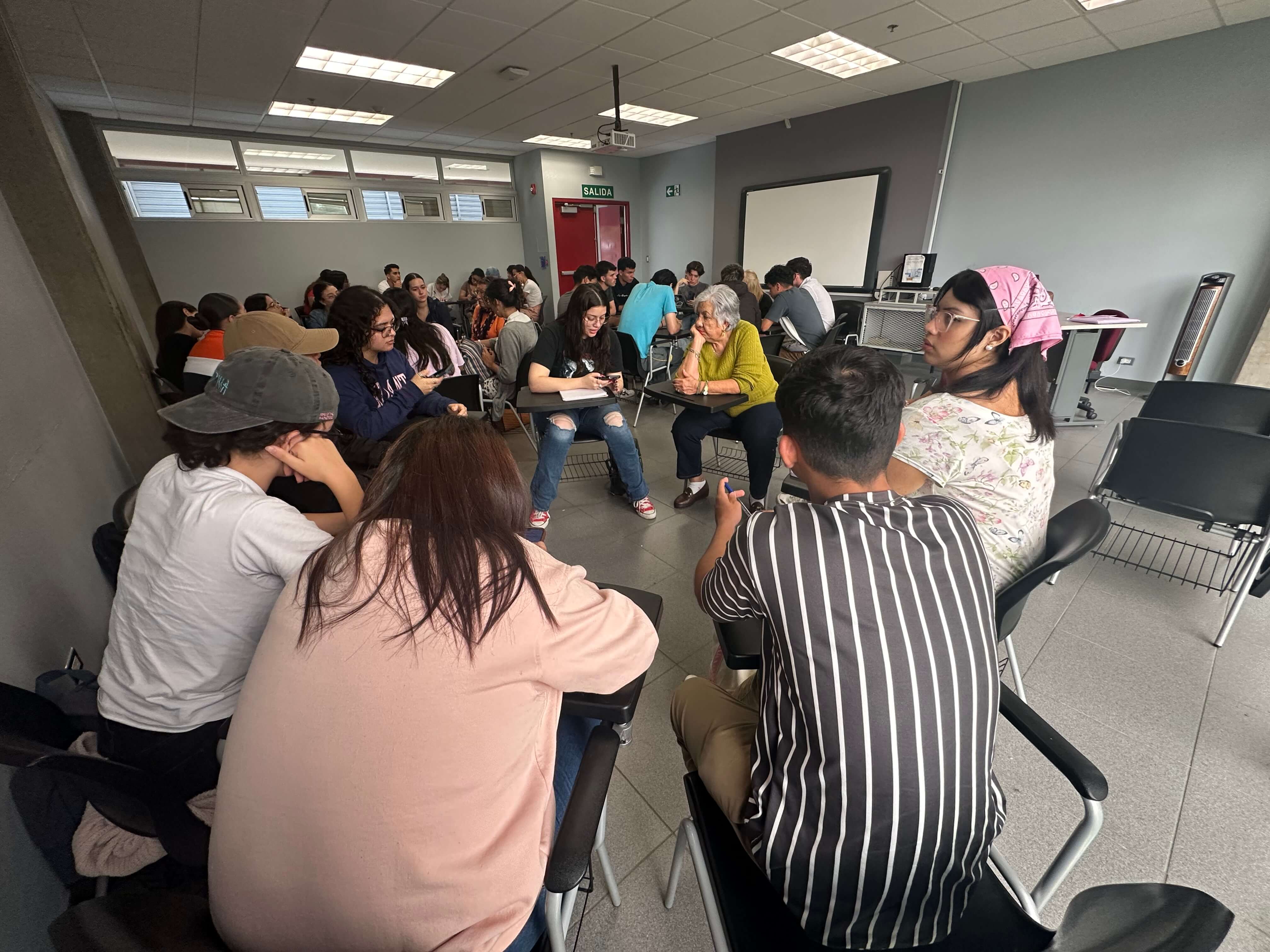 Taller Literario promovió la expresión y participación de personas adultas mayores